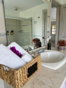 uma casa de banho com um lavatório grande e um espelho grande em Casa Merchu Finca Spa em Puerto Espejo