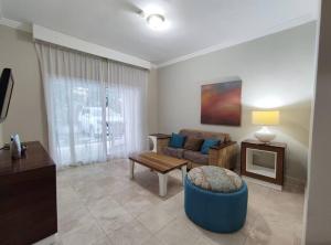 sala de estar con sofá y mesa en BeachFront Apartament - Private Beach Access, en Punta Cana