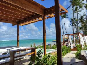 - Vistas a la playa desde la terraza de un complejo en BeachFront Apartament - Private Beach Access, en Punta Cana