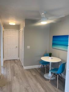 sala de estar con mesa y sillas en Tropical Haven en Panama City Beach