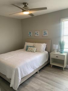 1 dormitorio con 1 cama y ventilador de techo en Tropical Haven, en Panama City Beach