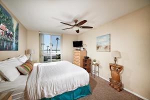sypialnia z łóżkiem i wentylatorem sufitowym w obiekcie Oceanfront condo at North Coast Village w mieście Oceanside +29 zdjęć