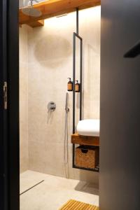 un baño con ducha y lavabo en Bansko Nest, en Bansko