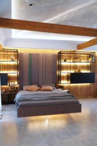 Un dormitorio con una cama grande con luces. en Bansko Nest, en Bansko