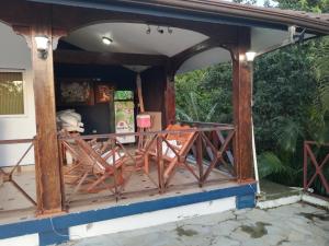 una veranda anteriore di una casa con ringhiera in legno di Vista al paraíso tamboril 