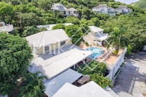 eine Luftansicht eines Hauses mit Pool in der Unterkunft Exceptional 6 bed-rooms Villa at Anse Marcel in Saint Martin