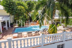 uma vista para uma piscina com espreguiçadeiras em Exceptional 6 bed-rooms Villa at Anse Marcel em São Martinho