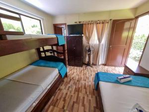 une chambre avec deux lits superposés et une cuisine dans l'établissement Chalet Familiar con Piscina, à Armenia