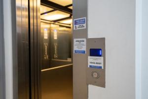 Una puerta de un tren subterráneo con un cartel en ella en Appartement in the Main Street with elevator access, en Ushuaia