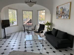 a living room with a couch and a table at Ferienwohnung Auszeit in Boppard