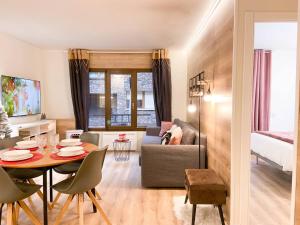 a living room with a table and a room with a bed at Apartamento Romántico & Céntrico En Encamp - 4pax in Encamp