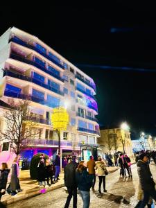 um grupo de pessoas andando em frente a um edifício em AVENUE DE CHAMPAGNE em Épernay