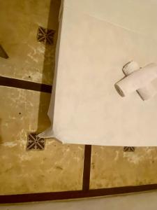 Pokój ze stołem z białą zasłoną w obiekcie Tropicália Hostel e Pousada w mieście Itacaré