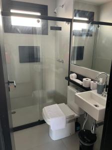 La salle de bains est pourvue d'une douche, de toilettes et d'un lavabo. dans l'établissement Eita Bahia, à Praia do Forte