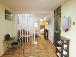 a living room with a desk and a mirror at Departamento Huanca in Huancayo