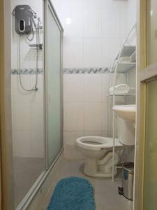 a bathroom with a shower and a toilet and a sink at Departamento Huanca in Huancayo