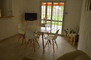 uma sala de jantar com uma mesa e cadeiras e uma televisão em SUNNY HOUSE BOULEVARES 4/5pax em Córdoba