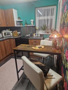 een keuken met een tafel en stoelen in een kamer bij Double room in Elloughton