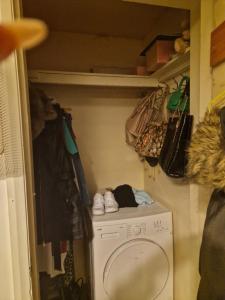 a laundry room with a washing machine in a closet at Double room in Elloughton