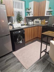 een keuken met een wasmachine en een vaatwasser bij Double room in Elloughton