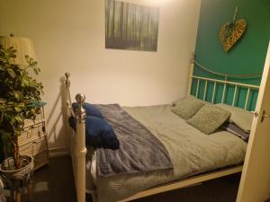 een bed in een slaapkamer met een groene muur bij Double room in Elloughton