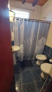 baño con 2 aseos y cortina de ducha en Alquilo Casa, 2 Dormitorios y 1 Baño en Maipú