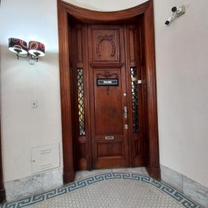 Una puerta de madera en una habitación con suelo de baldosa. en Kalahat en Buenos Aires