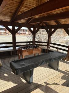 eine Tischtennisplatte auf einer Holzterrasse in der Unterkunft Deer Lodge in Red River