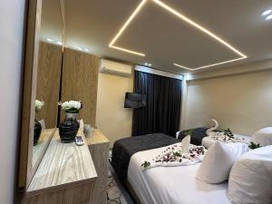 ein Hotelzimmer mit 2 Betten und einem Spiegel in der Unterkunft Blue Scarab Pyramids View in Kairo