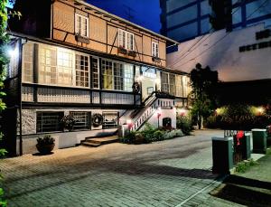 布卢梅瑙赫尔曼酒店的一座建筑,前方有楼梯,晚上