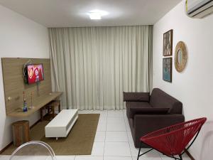 salon z kanapą i stołem w obiekcie Apartamento Iloa residence w mieście Barra de São Miguel