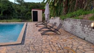 Bazén v ubytování La kay dédé avec piscine nebo v jeho okolí