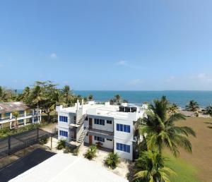 una vista aérea de una casa blanca en la playa en ReVel Paradise, 