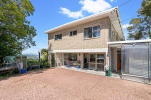 una entrada vacía delante de una casa en Swanson-Waitakere Stay in Scenic Sunrise, en Auckland