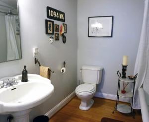 bagno con lavandino bianco e servizi igienici di NE Portland Oregon Modern Victorian Duplex a Portland