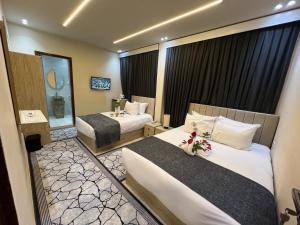 ein Hotelzimmer mit 2 Betten und einem Spiegel in der Unterkunft Blue Scarab Pyramids View in Kairo