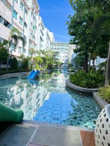 - une piscine au milieu d'un bâtiment dans l'établissement The Trust condo 2 bed room Hua hin, à Hua Hin