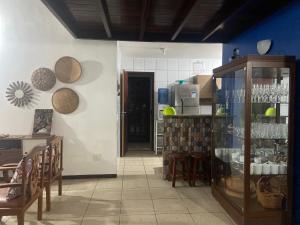 a room with a shop with a counter and chairs at Casa próximo a Guaramiranga in Guaramiranga