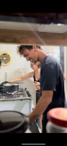 un hombre y una mujer de pie en una cocina en Hostel New Ipanema, en Río de Janeiro 40 fotos más