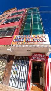 un bâtiment avec une enseigne sur la façade dans l'établissement HOTEL ORO BLANCO, à Uyuni