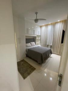 سرير أو أسرّة في غرفة في Apartamento Copacabana Luxo