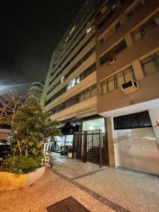 a view of a building at night at Apartamento Copacabana Luxo in Rio de Janeiro