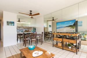 een woonkamer met tafels en een eetkamer bij Kihei Akahi C-608 - Stunning Ocean Views, AC! in Wailea