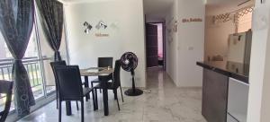 ein Raum mit einem Tisch mit Stühlen und einem Ventilator in der Unterkunft La Katiritaa in Villavicencio