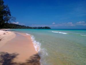 a view of the beach with the ocean at Baloo Guesthouse in Koh Rong Sanloem