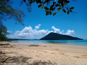 een strand met een klein eiland in de verte bij Baloo Guesthouse in Koh Rong Sanloem