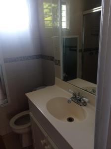 Et badeværelse på 126 Friendship, Rockley Golf Club