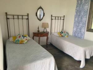 Pokój z 2 łóżkami i stołem z lustrem w obiekcie desactivada w mieście Pereira