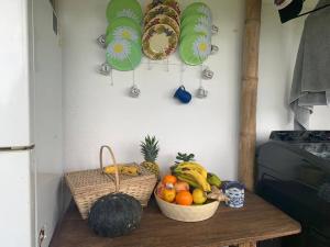 stół z koszami owoców i talerzami na ścianie w obiekcie desactivada w mieście Pereira +60 zdjęć