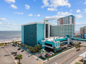 una vista aérea de una ciudad con el océano en Landmark Resort, 1BR Oceanfront, en Myrtle Beach